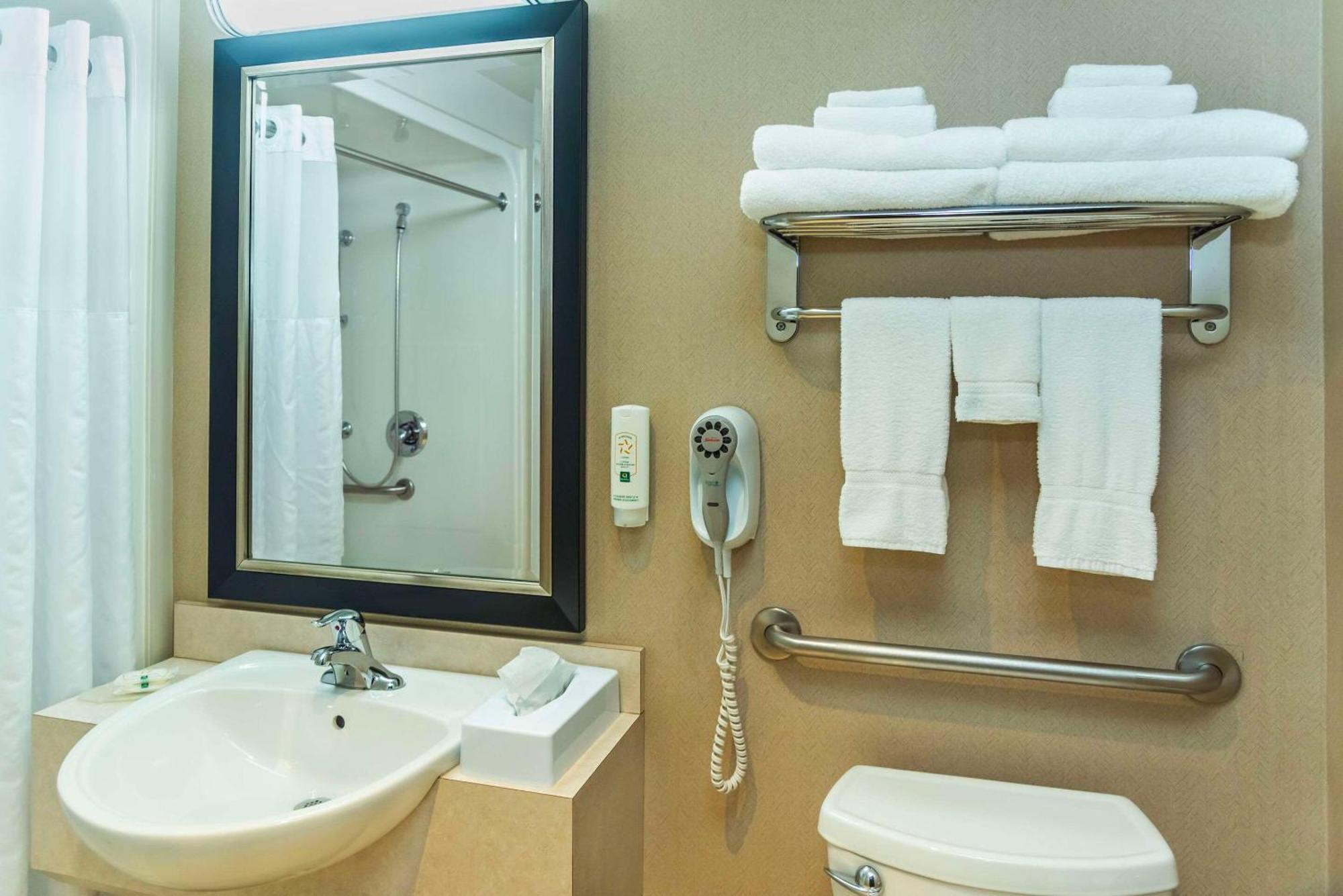 Hotel Quality & Petawawa
